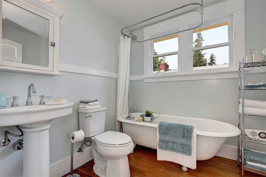 traditional european style bathroom with pedestal sink